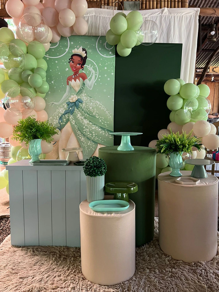 Painel de princesa em tons de verde com balões verdes e cru, cilindros e vasos combinando